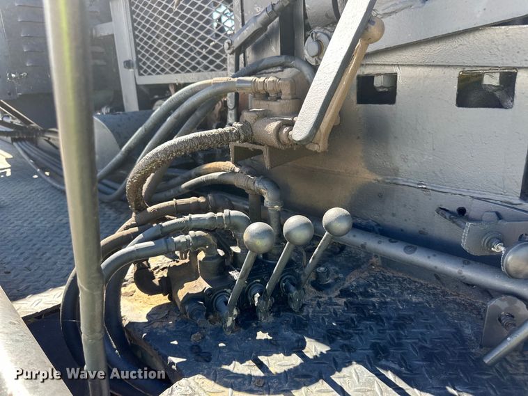 image for item OI9110 2000 International 4700 pulling truck