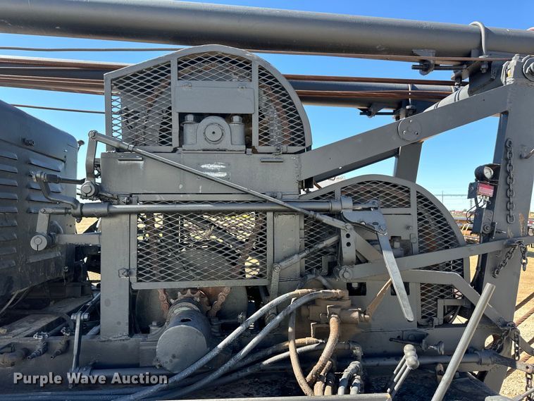 image for item OI9110 2000 International 4700 pulling truck