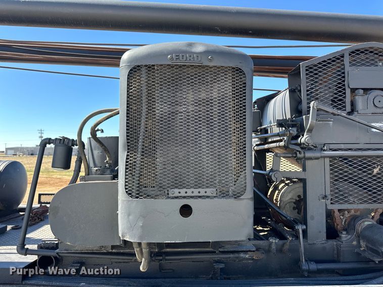 image for item OI9110 2000 International 4700 pulling truck