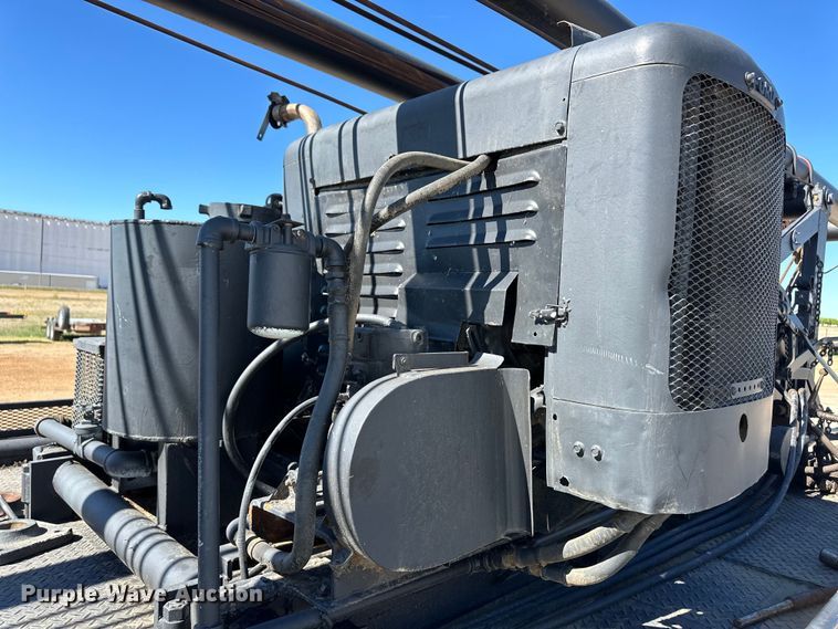 image for item OI9110 2000 International 4700 pulling truck