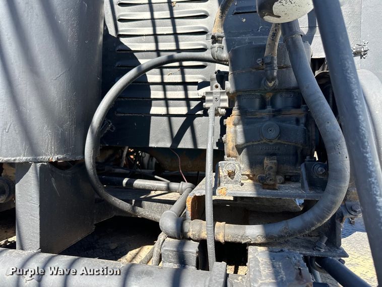 image for item OI9110 2000 International 4700 pulling truck