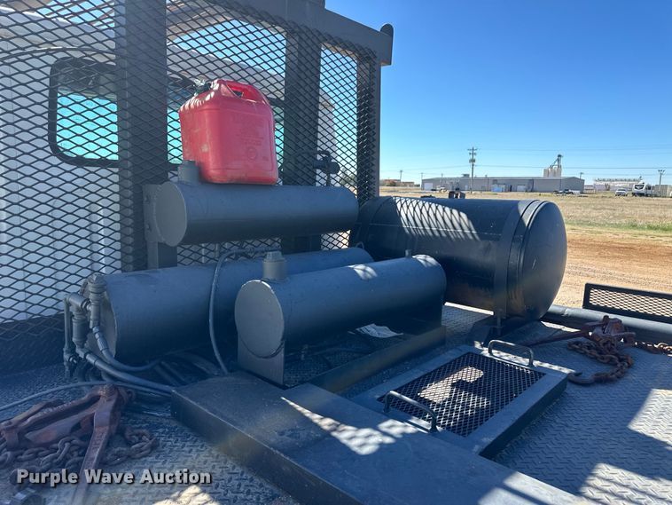 image for item OI9110 2000 International 4700 pulling truck