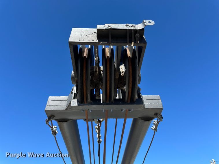 image for item OI9110 2000 International 4700 pulling truck