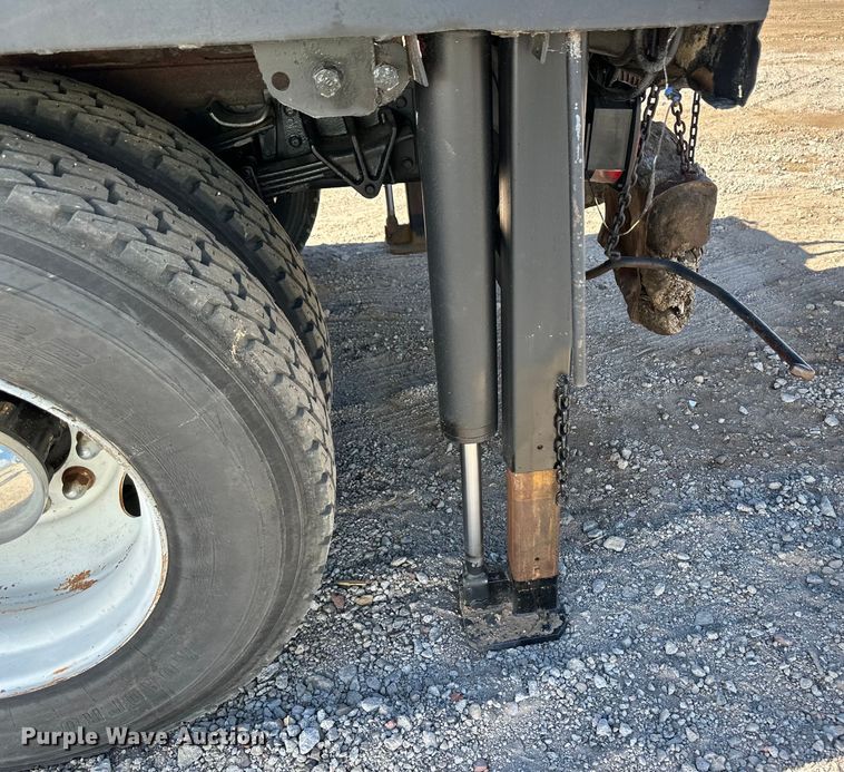 image for item OI9110 2000 International 4700 pulling truck