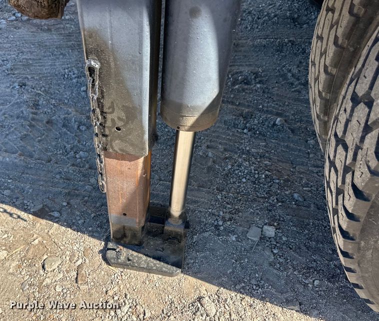 image for item OI9110 2000 International 4700 pulling truck