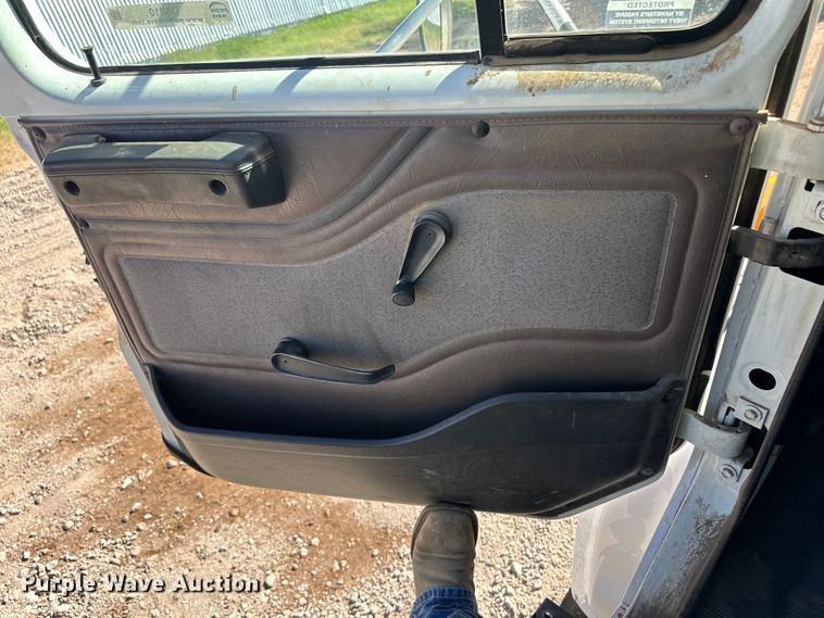 image for item OI9110 2000 International 4700 pulling truck