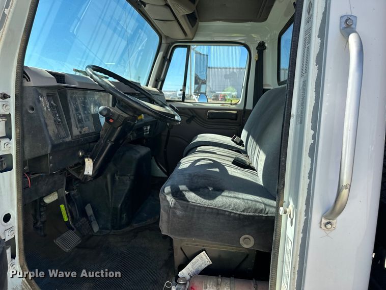 image for item OI9110 2000 International 4700 pulling truck