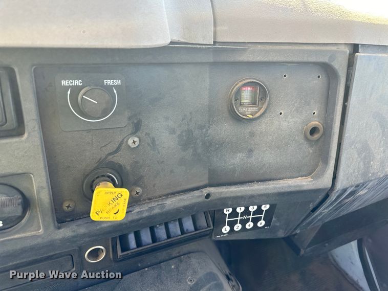 image for item OI9110 2000 International 4700 pulling truck