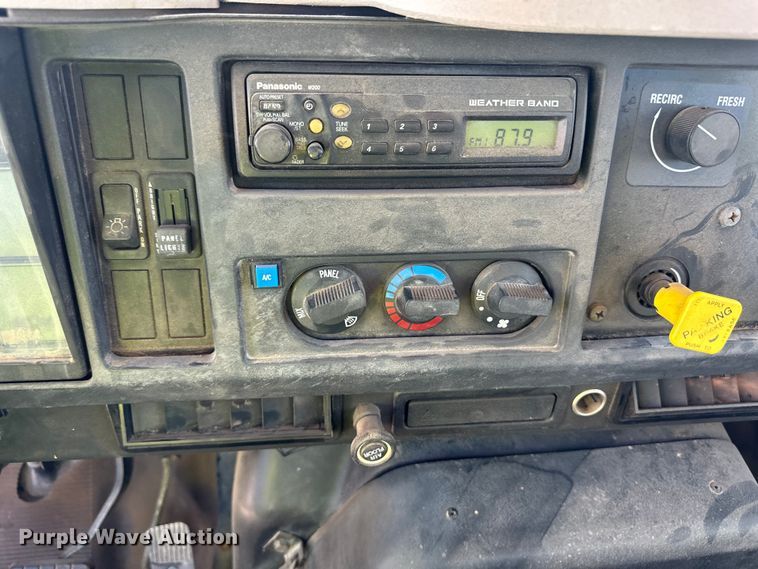 image for item OI9110 2000 International 4700 pulling truck