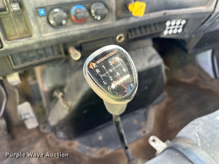 image for item OI9110 2000 International 4700 pulling truck