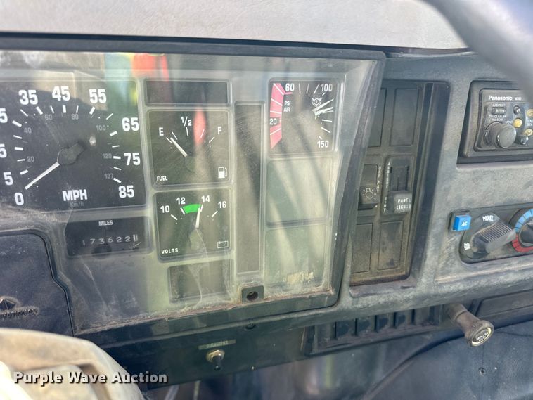 image for item OI9110 2000 International 4700 pulling truck