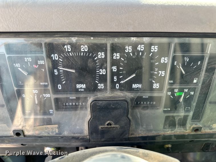 image for item OI9110 2000 International 4700 pulling truck