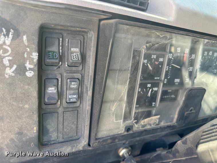 image for item OI9110 2000 International 4700 pulling truck