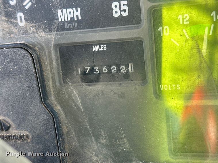 image for item OI9110 2000 International 4700 pulling truck