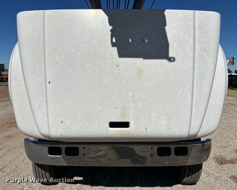 image for item OI9110 2000 International 4700 pulling truck