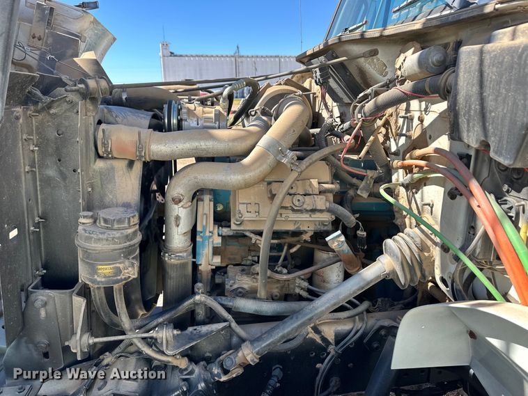 image for item OI9110 2000 International 4700 pulling truck