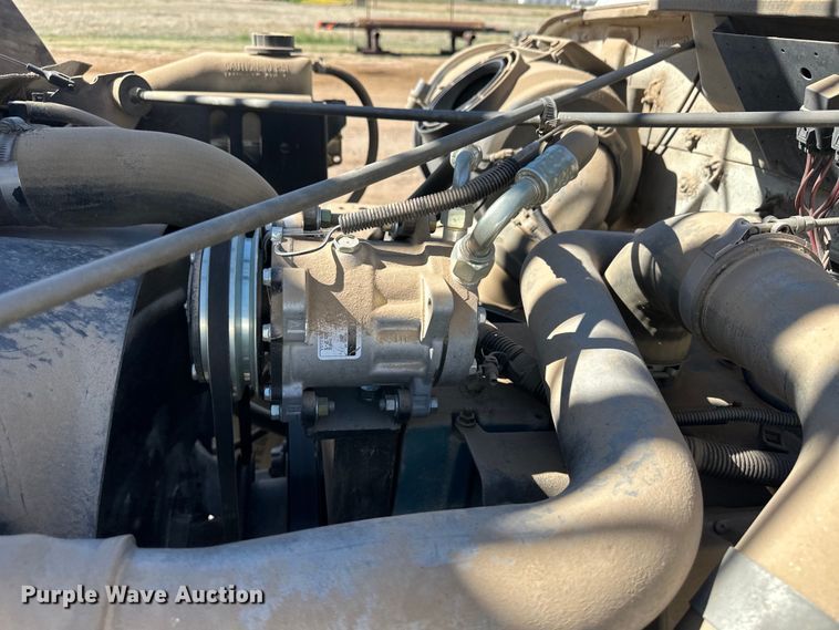 image for item OI9110 2000 International 4700 pulling truck