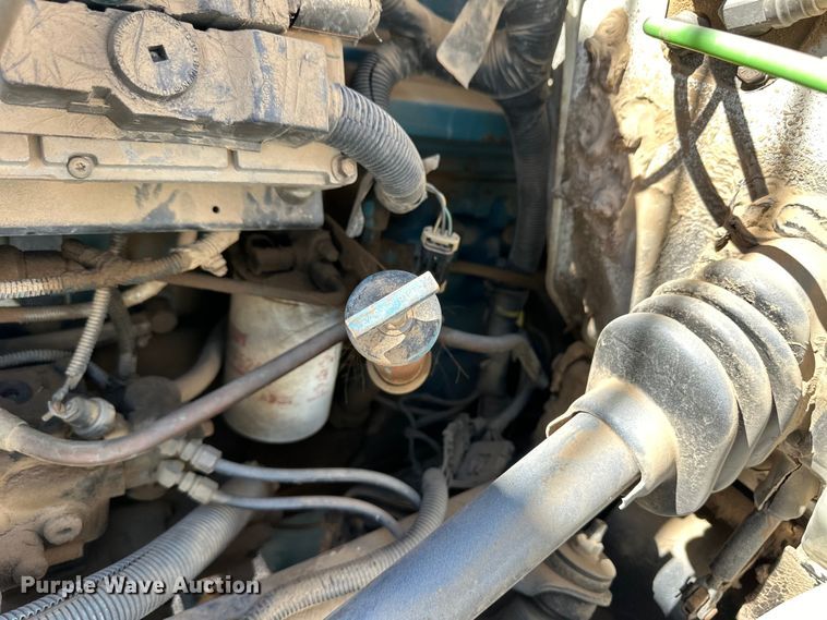 image for item OI9110 2000 International 4700 pulling truck