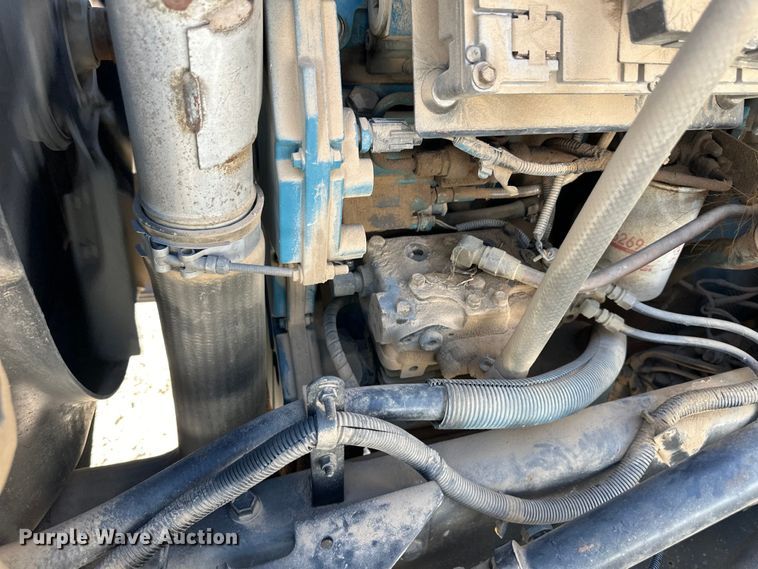 image for item OI9110 2000 International 4700 pulling truck