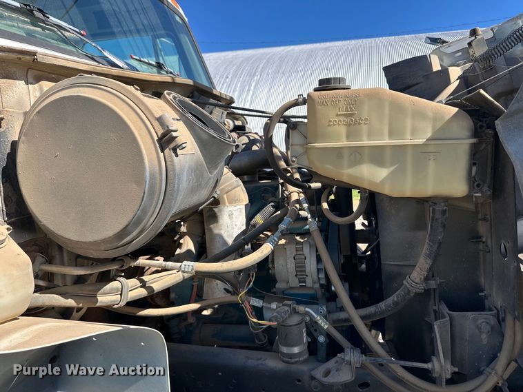 image for item OI9110 2000 International 4700 pulling truck