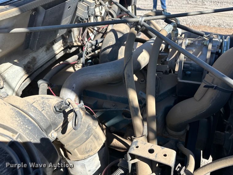 image for item OI9110 2000 International 4700 pulling truck