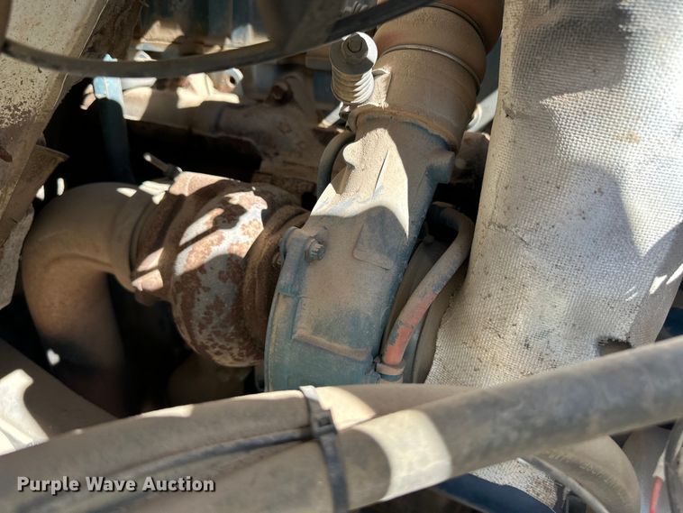 image for item OI9110 2000 International 4700 pulling truck