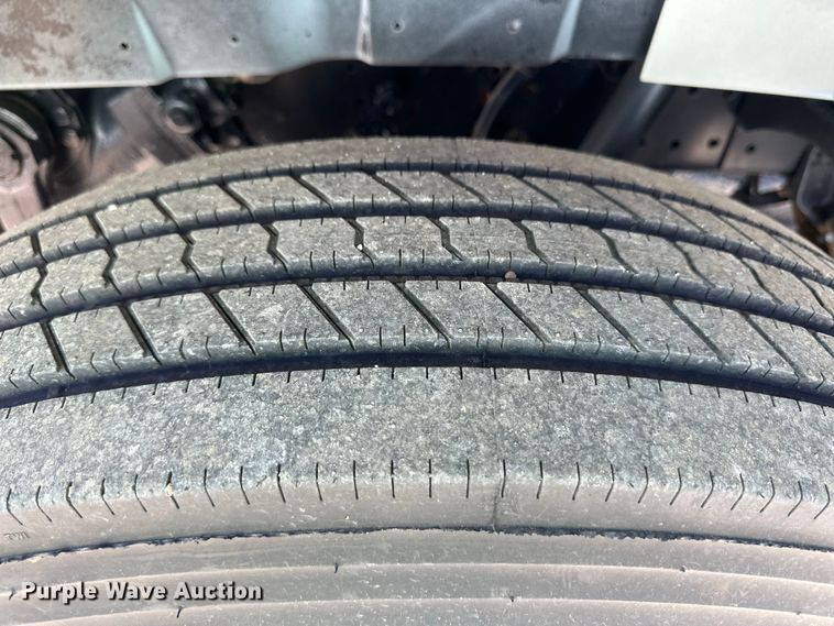 image for item OI9110 2000 International 4700 pulling truck