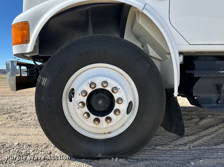 image for item OI9110 2000 International 4700 pulling truck