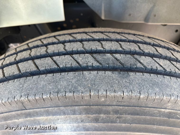 image for item OI9110 2000 International 4700 pulling truck