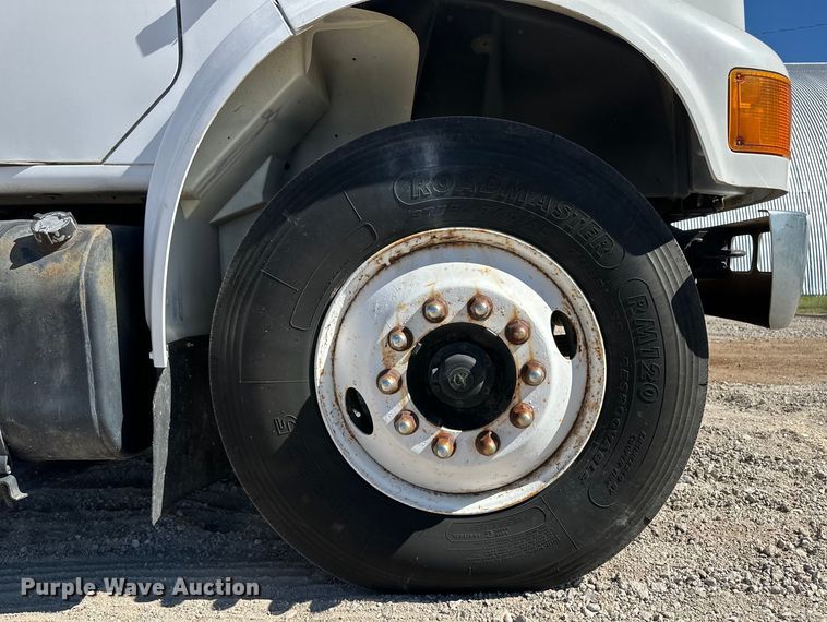 image for item OI9110 2000 International 4700 pulling truck