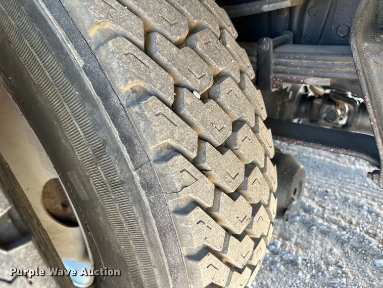 image for item OI9110 2000 International 4700 pulling truck