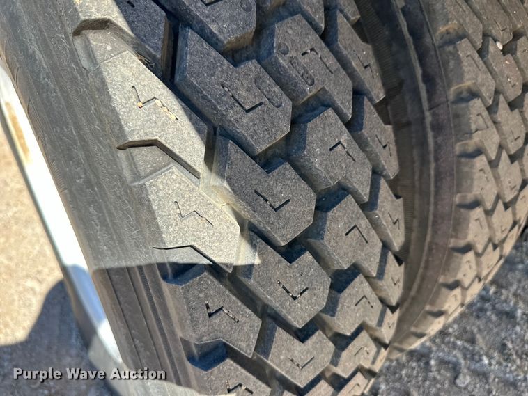 image for item OI9110 2000 International 4700 pulling truck