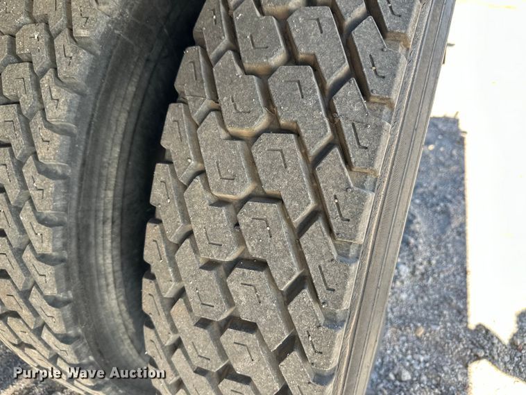 image for item OI9110 2000 International 4700 pulling truck