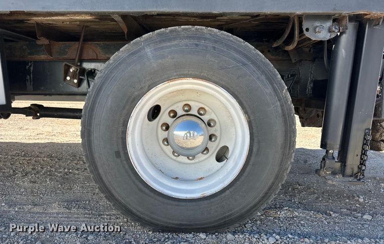 image for item OI9110 2000 International 4700 pulling truck