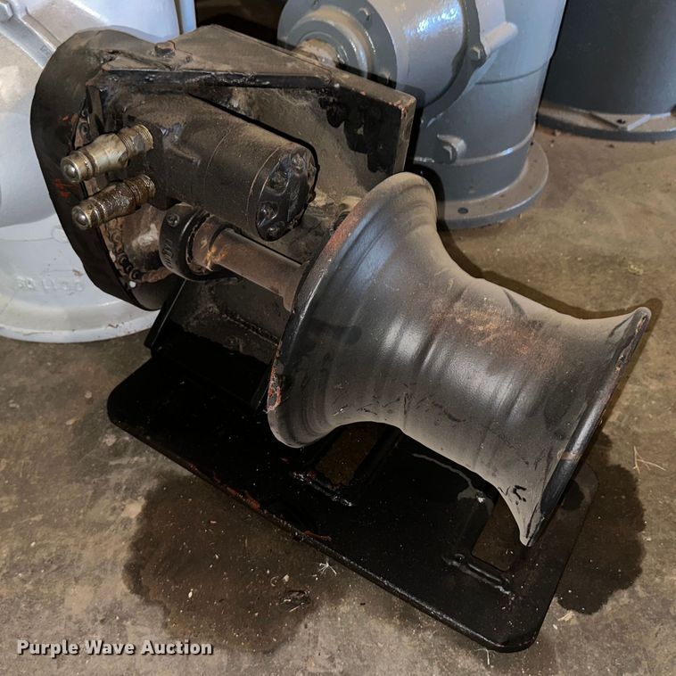 image for item OI9110 2000 International 4700 pulling truck