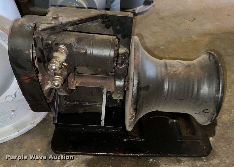 image for item OI9110 2000 International 4700 pulling truck