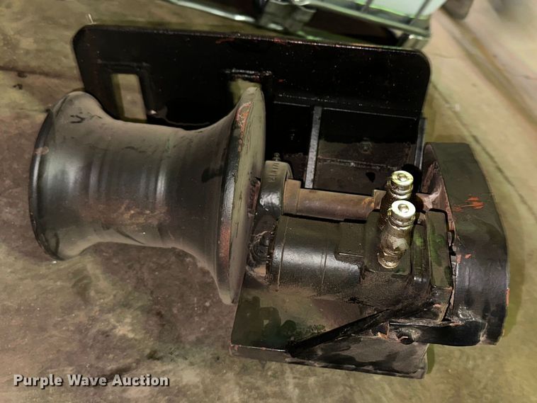 image for item OI9110 2000 International 4700 pulling truck