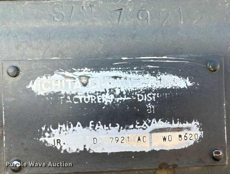 image for item OI9110 2000 International 4700 pulling truck