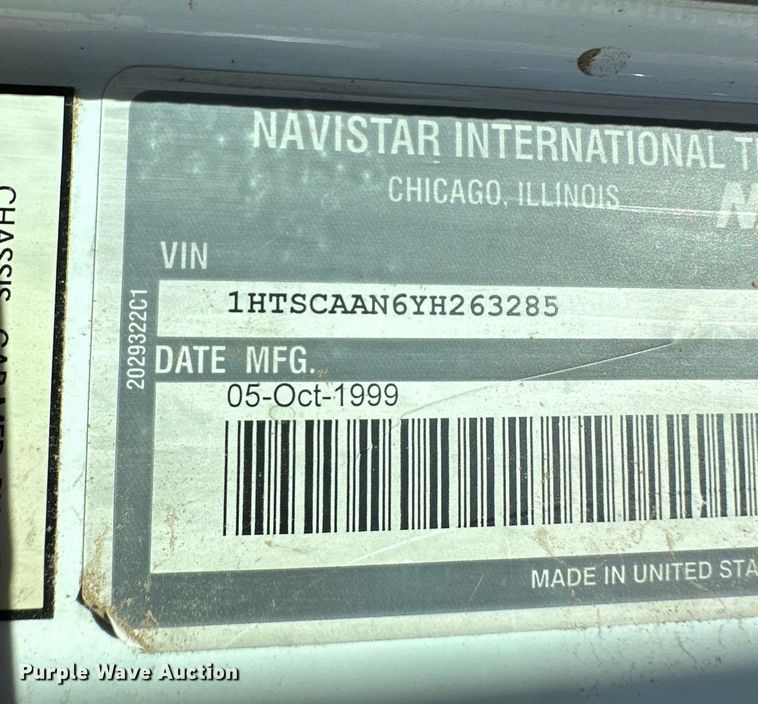 image for item OI9110 2000 International 4700 pulling truck