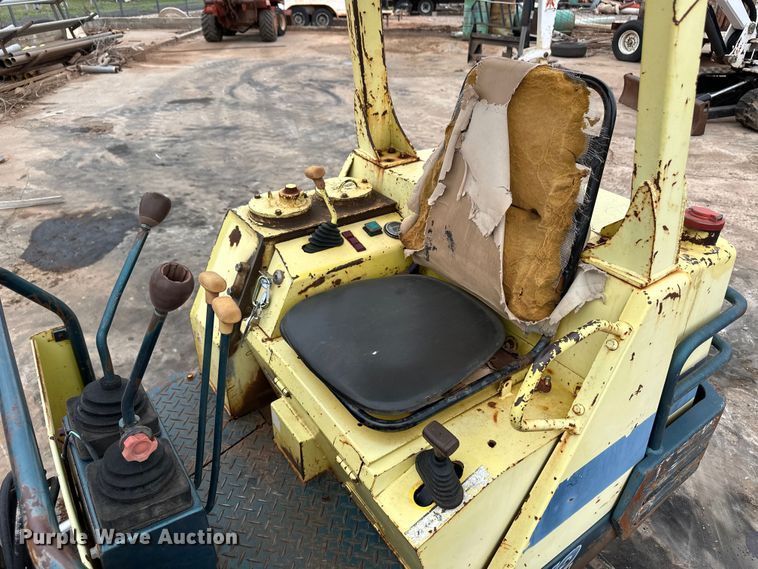 image for item OI9142 Yanmar B12 mini excavator