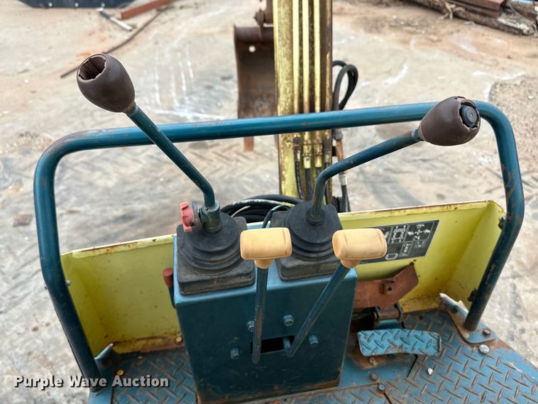 image for item OI9142 Yanmar B12 mini excavator