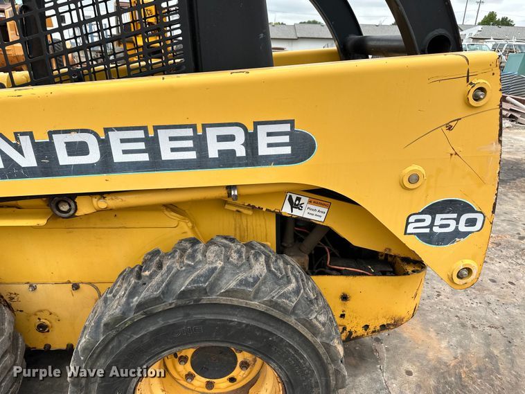 image for item OI9144 1999 John Deere 250 skid steer loader