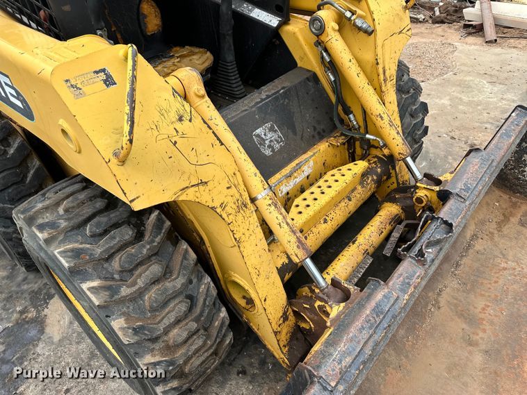 image for item OI9144 1999 John Deere 250 skid steer loader