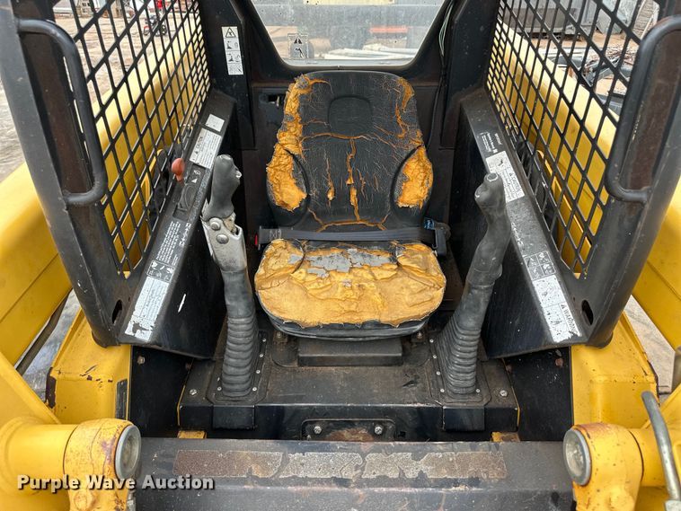 image for item OI9144 1999 John Deere 250 skid steer loader