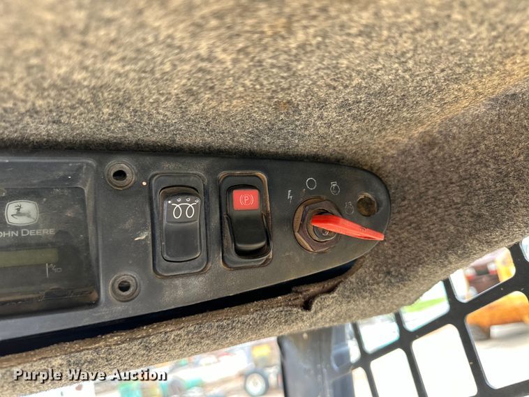 image for item OI9144 1999 John Deere 250 skid steer loader