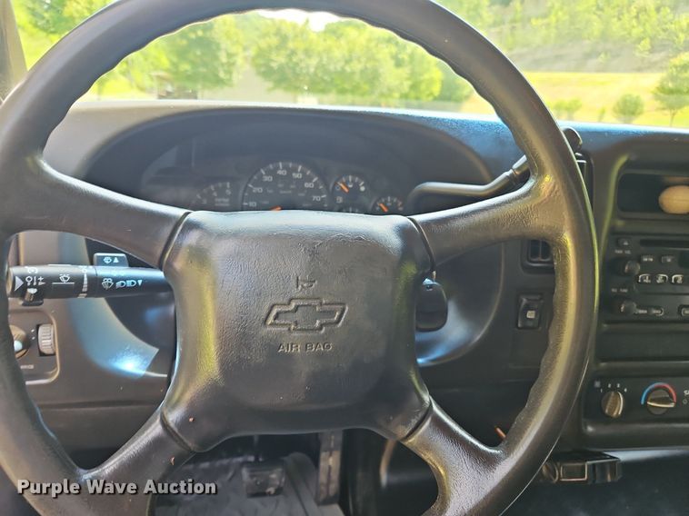 image for item OK9935 2004 Chevrolet  C5500  dump truck