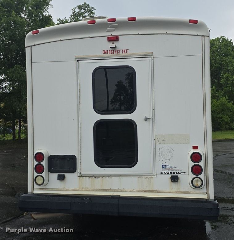 image for item DM1720 2009 Ford  E450 Super Duty  shuttle bus