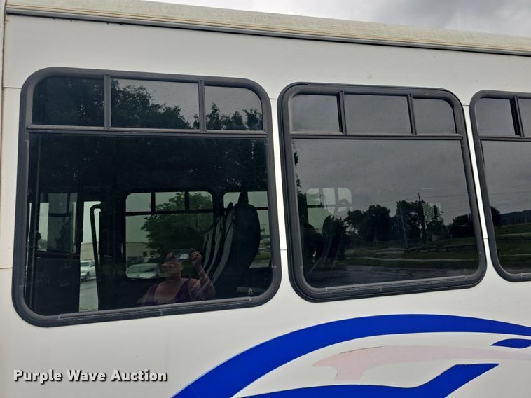 image for item DM1720 2009 Ford  E450 Super Duty  shuttle bus