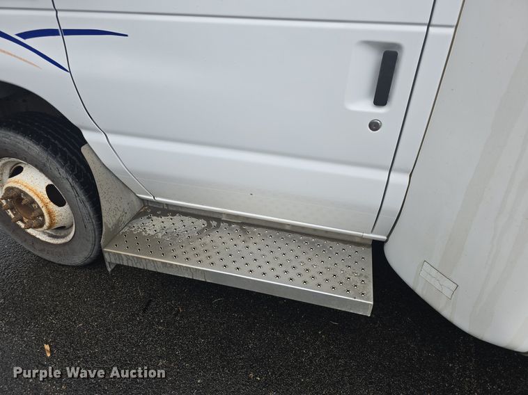 image for item DM1720 2009 Ford  E450 Super Duty  shuttle bus