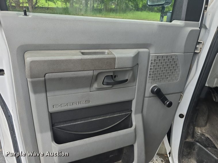 image for item DM1720 2009 Ford  E450 Super Duty  shuttle bus